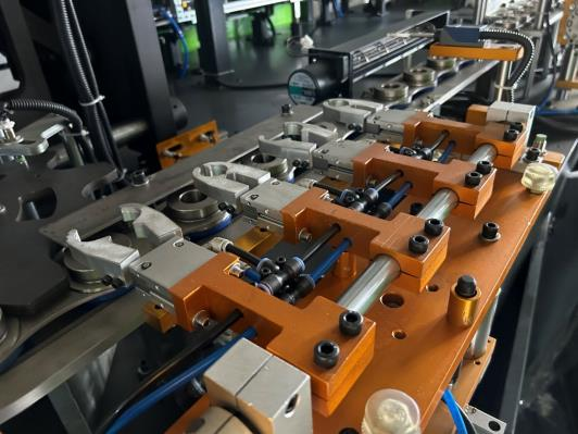 Automatic PET bottle blow molding machine
