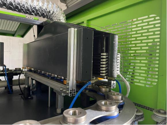 Automatic PET bottle blow molding machine