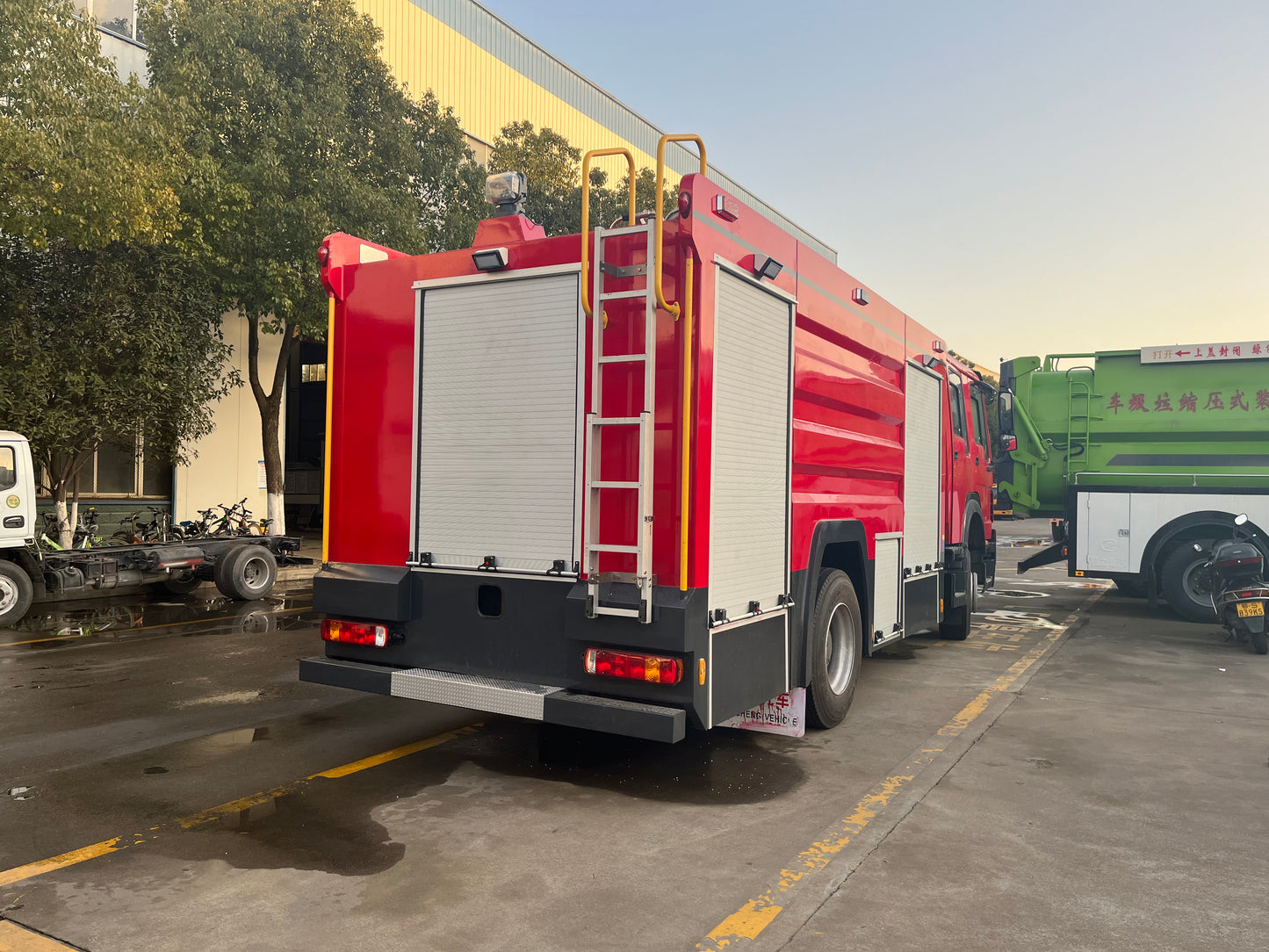 Water foam fire fighting truck forest emergency rescue vehicle