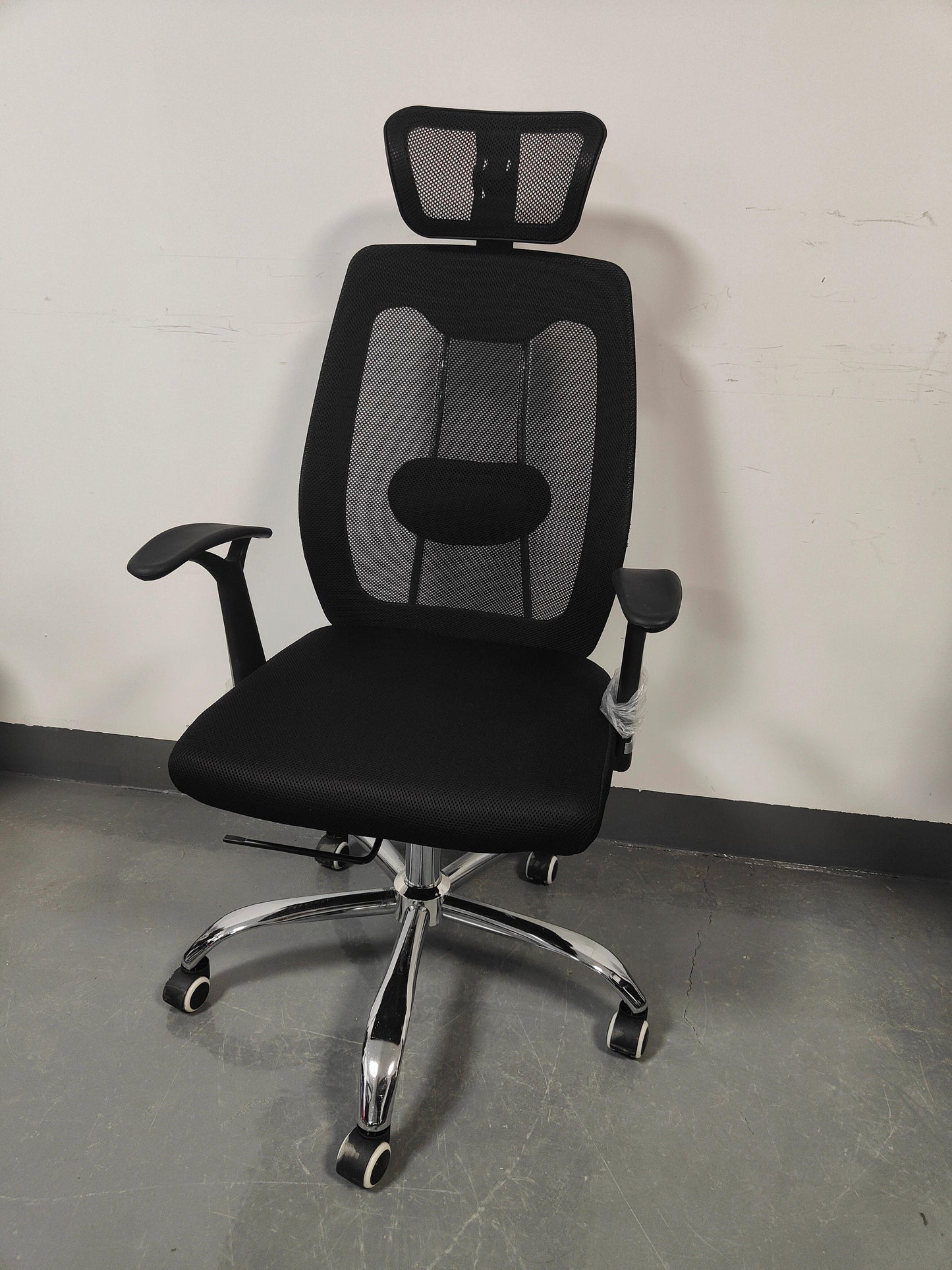 Mesh office chair with wheels
