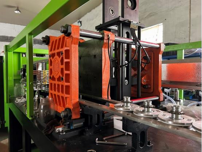 Automatic PET bottle blow molding machine
