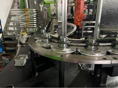Automatic PET bottle blow molding machine