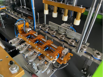 Automatic PET bottle blow molding machine
