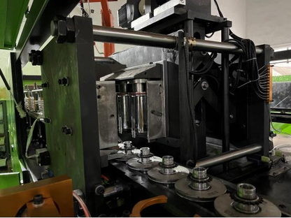 Automatic PET bottle blow molding machine