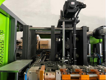 Automatic PET bottle blow molding machine