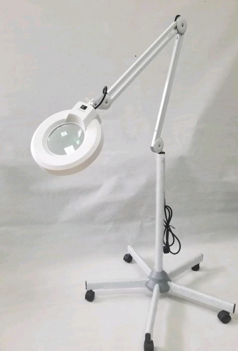 Magnifying lamp