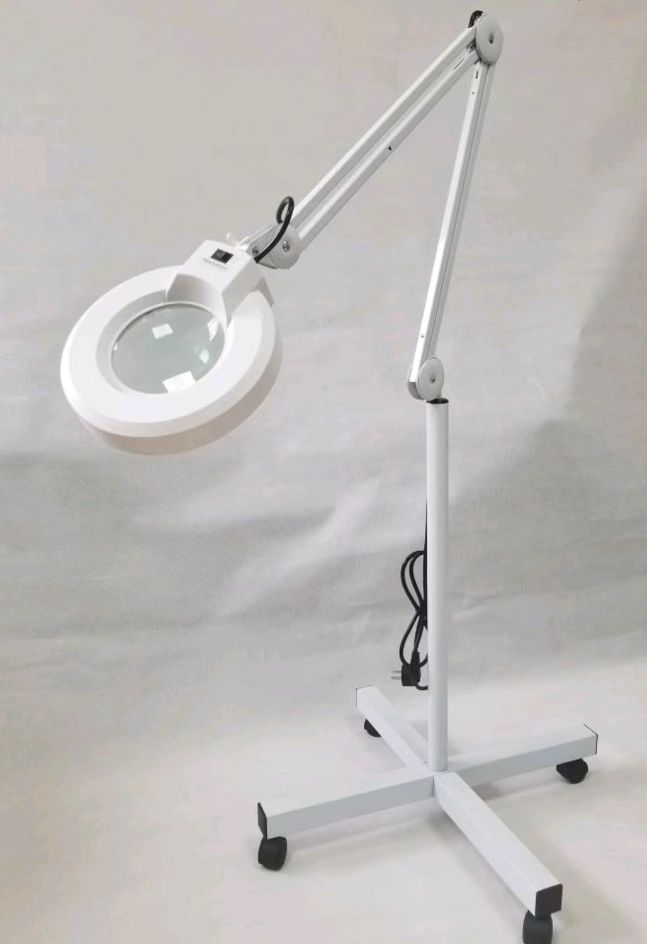 Magnifying lamp