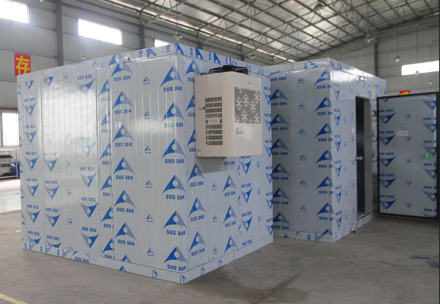 Cold room with monoblock unit