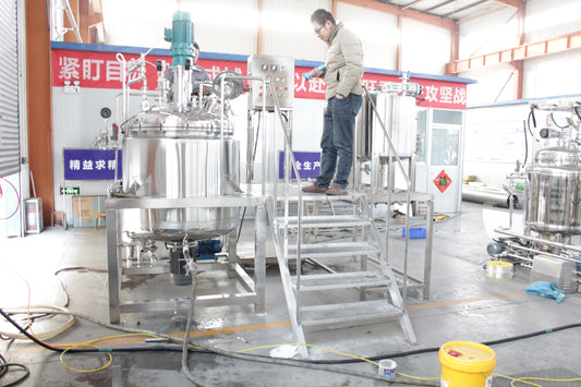 Vacuum mixing tank