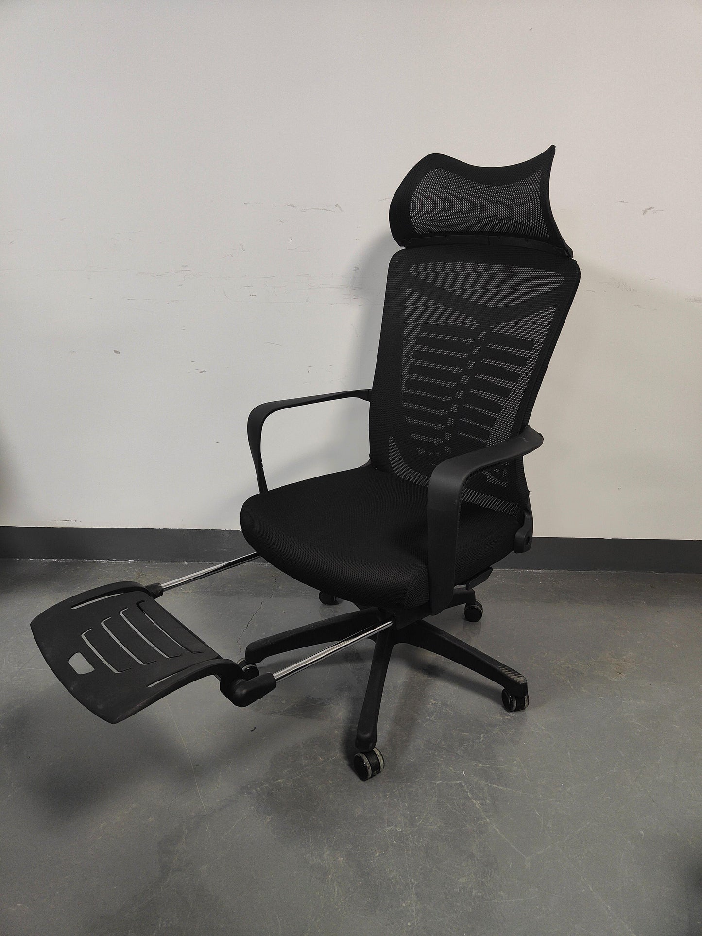 Mesh office chair with wheels